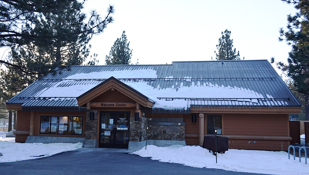 Mammoth Lakes Welcome Center. Photo: Nandaro on Wikimedia.