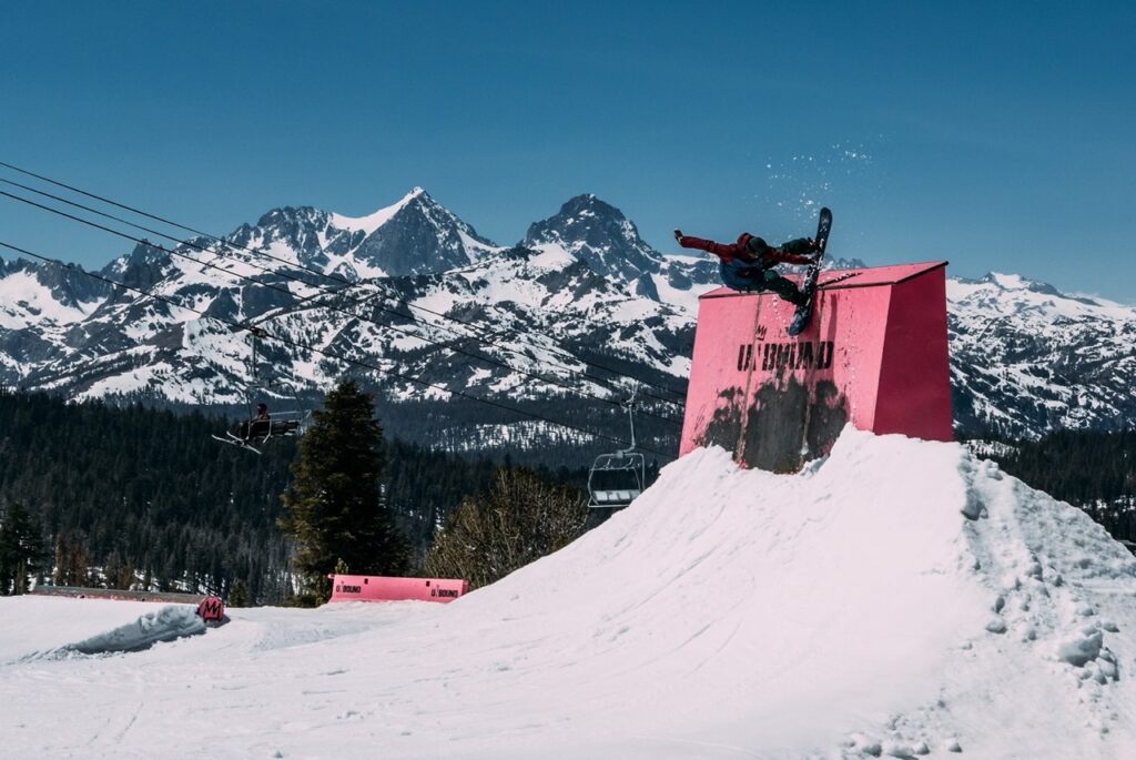 Snowboarder on Unbound terrain, Mammoth Mountain. Robson Hatsukami Morgan on Unsplash