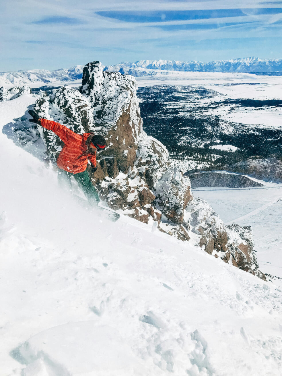 Snowboarder on Mammoth Mountain. Photo by Robson Hatsukami Morgan on Unsplash.