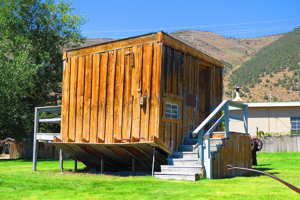 Upside Down House at Mono Basin Museum. Photo Susan Popielaski on Wikimedia.